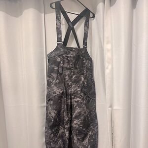Like new - Patagonia snowshot convertible bib pants size L
